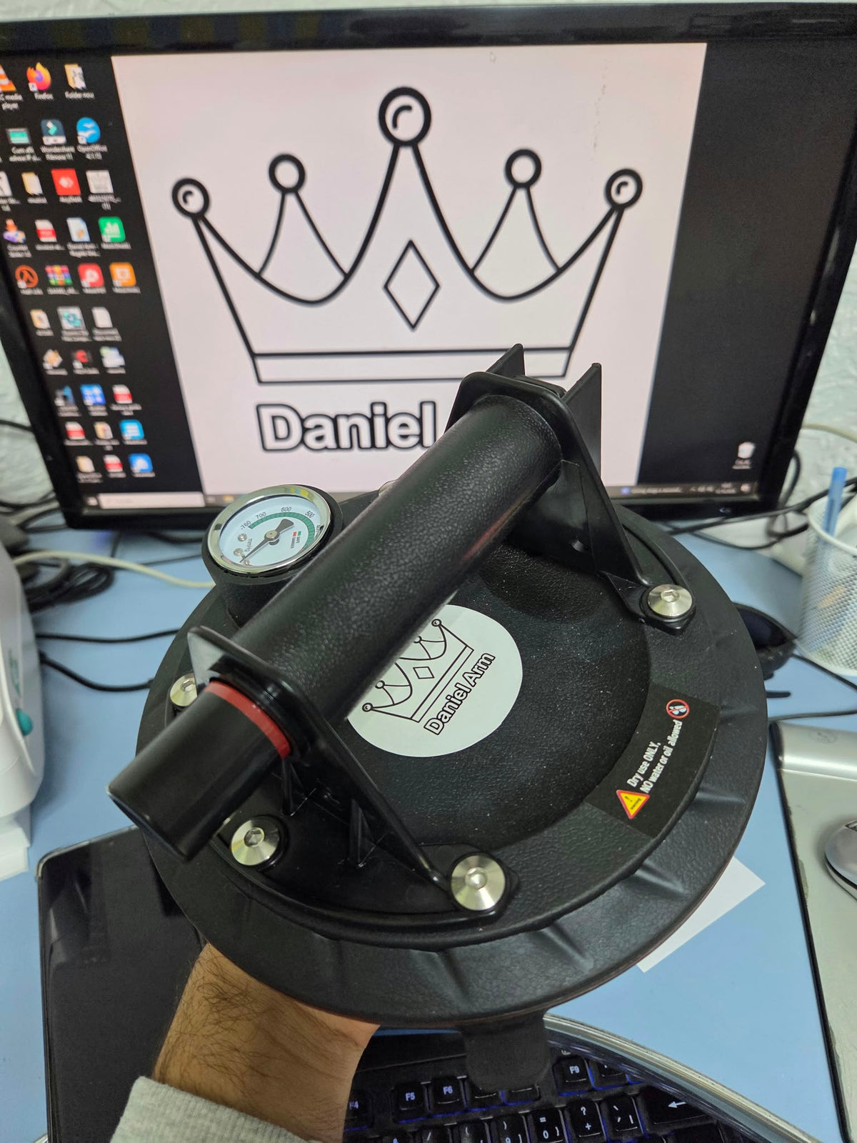 Ventuză manuală profesională cu vid și manometru 250 kg  Brand Daniel Arm